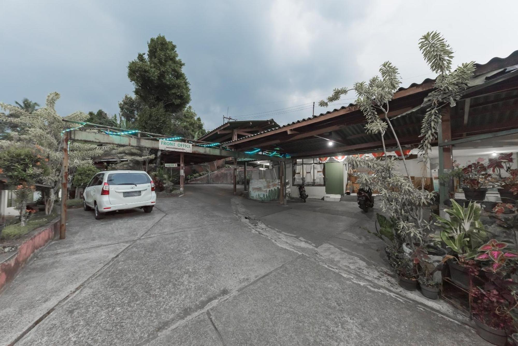 OYO 90596 Hotel Griya Astoeti Bogor Buitenkant foto