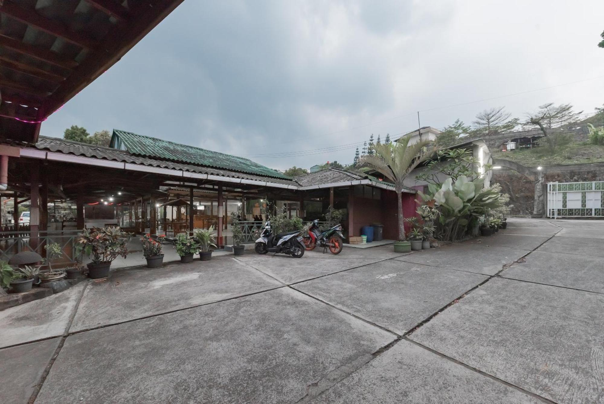 OYO 90596 Hotel Griya Astoeti Bogor Buitenkant foto