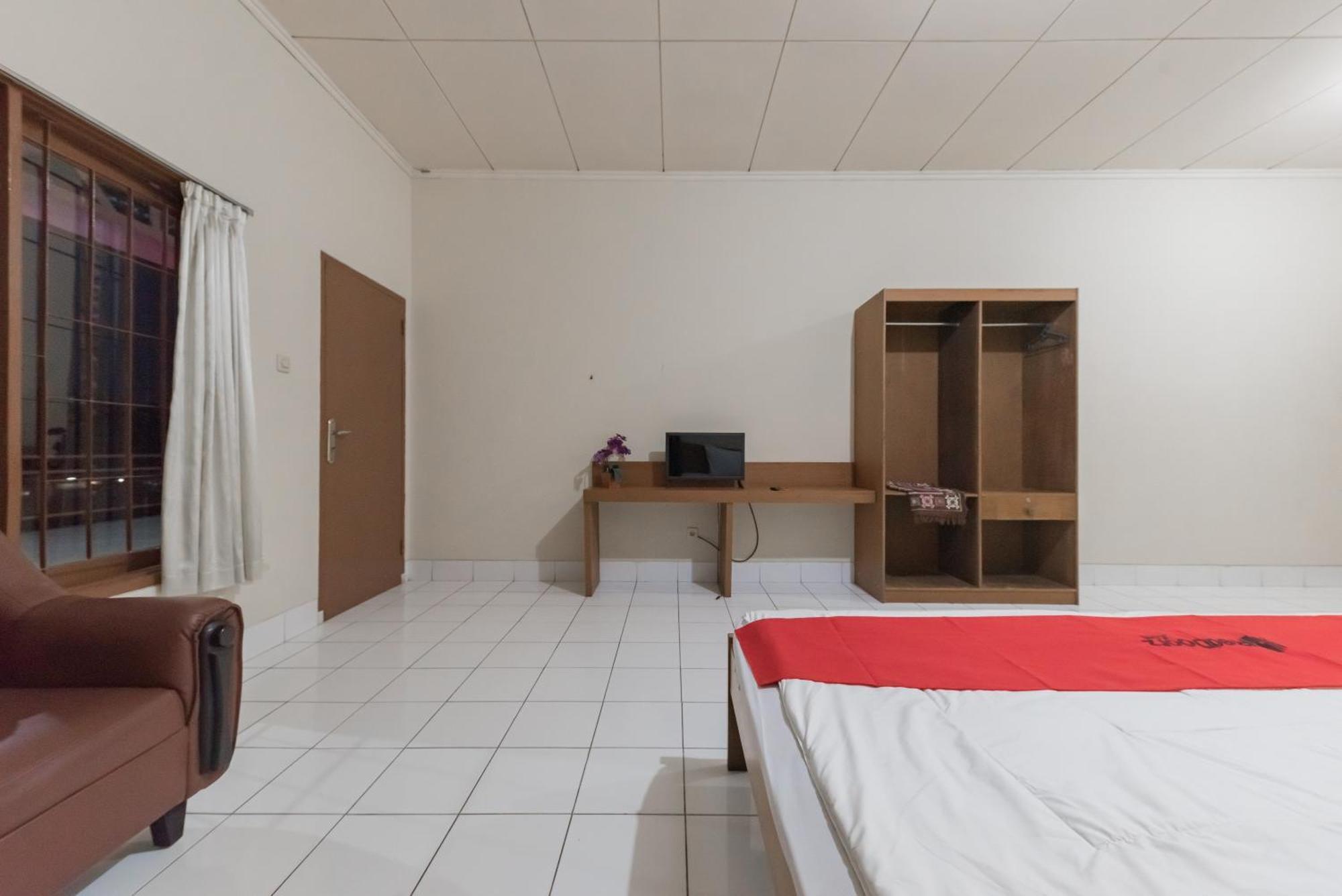 OYO 90596 Hotel Griya Astoeti Bogor Buitenkant foto