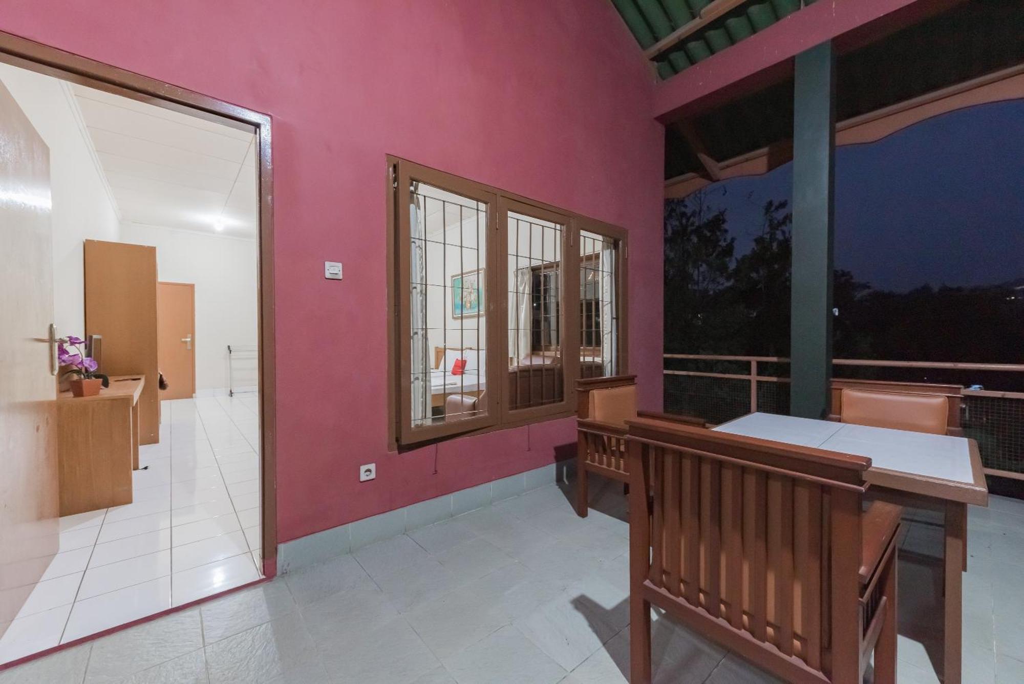 OYO 90596 Hotel Griya Astoeti Bogor Buitenkant foto