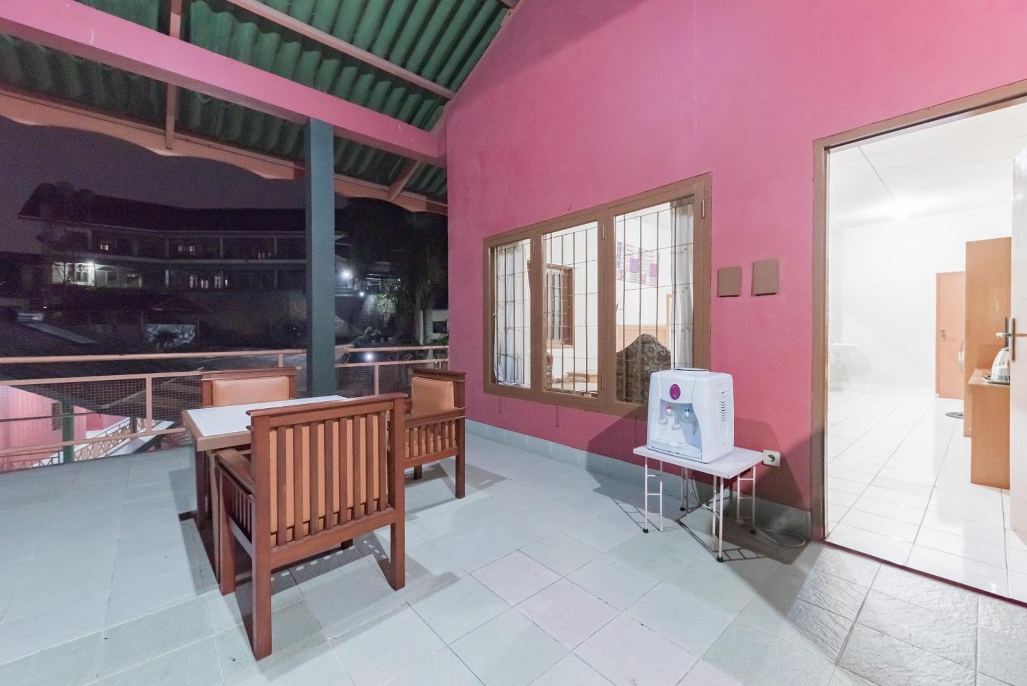 OYO 90596 Hotel Griya Astoeti Bogor Buitenkant foto