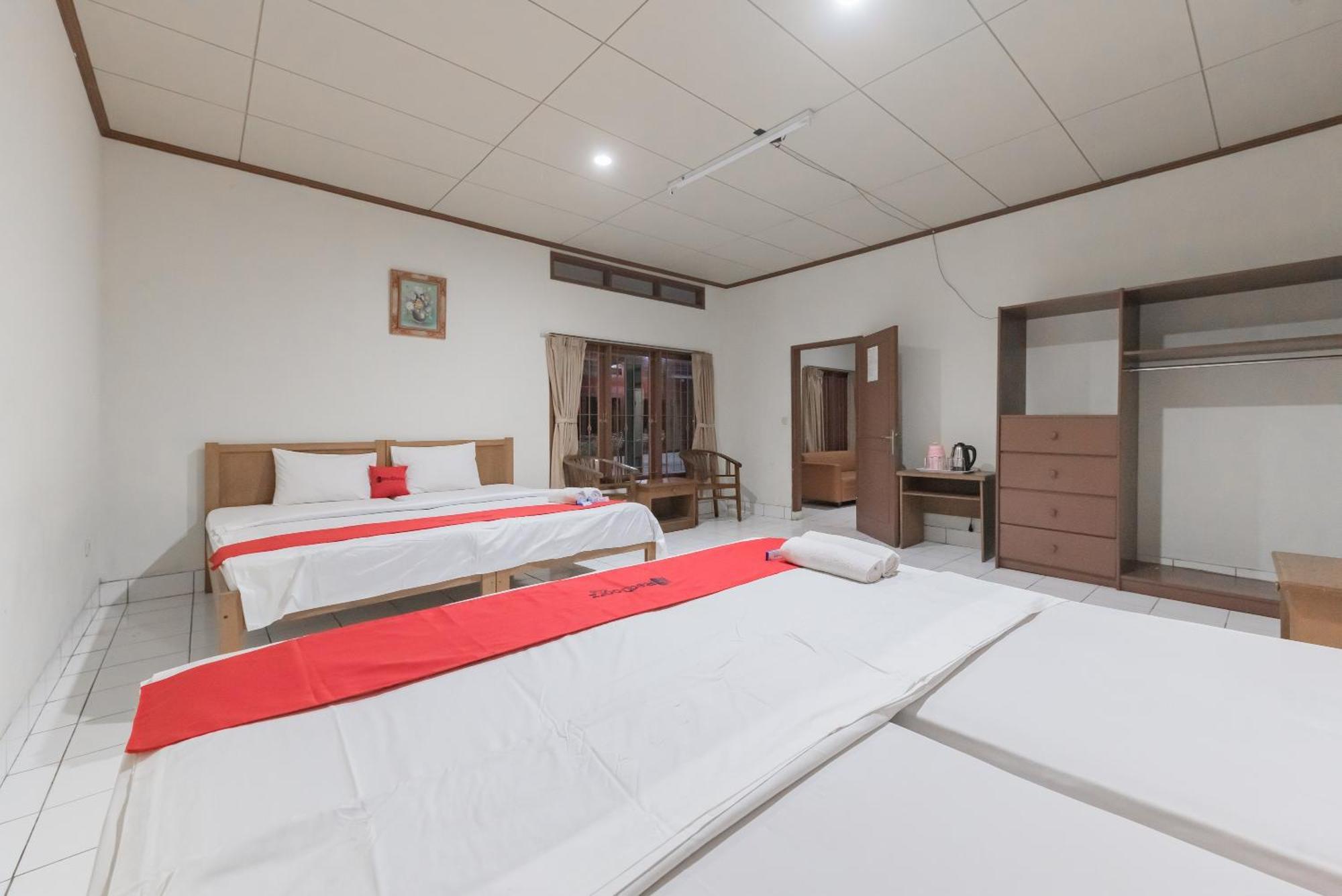 OYO 90596 Hotel Griya Astoeti Bogor Buitenkant foto