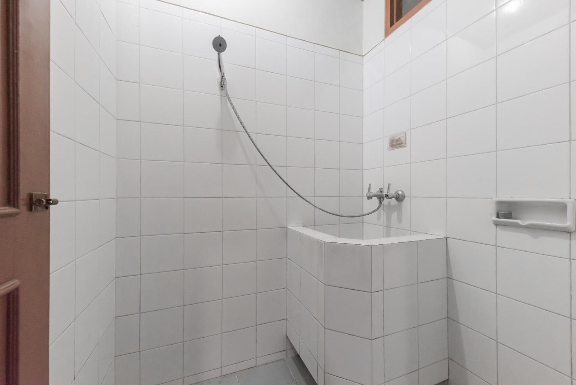 OYO 90596 Hotel Griya Astoeti Bogor Buitenkant foto