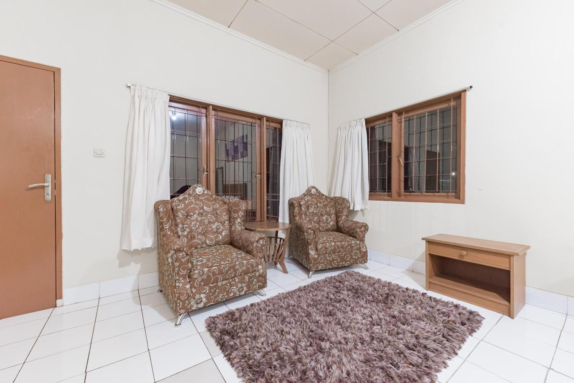 OYO 90596 Hotel Griya Astoeti Bogor Buitenkant foto