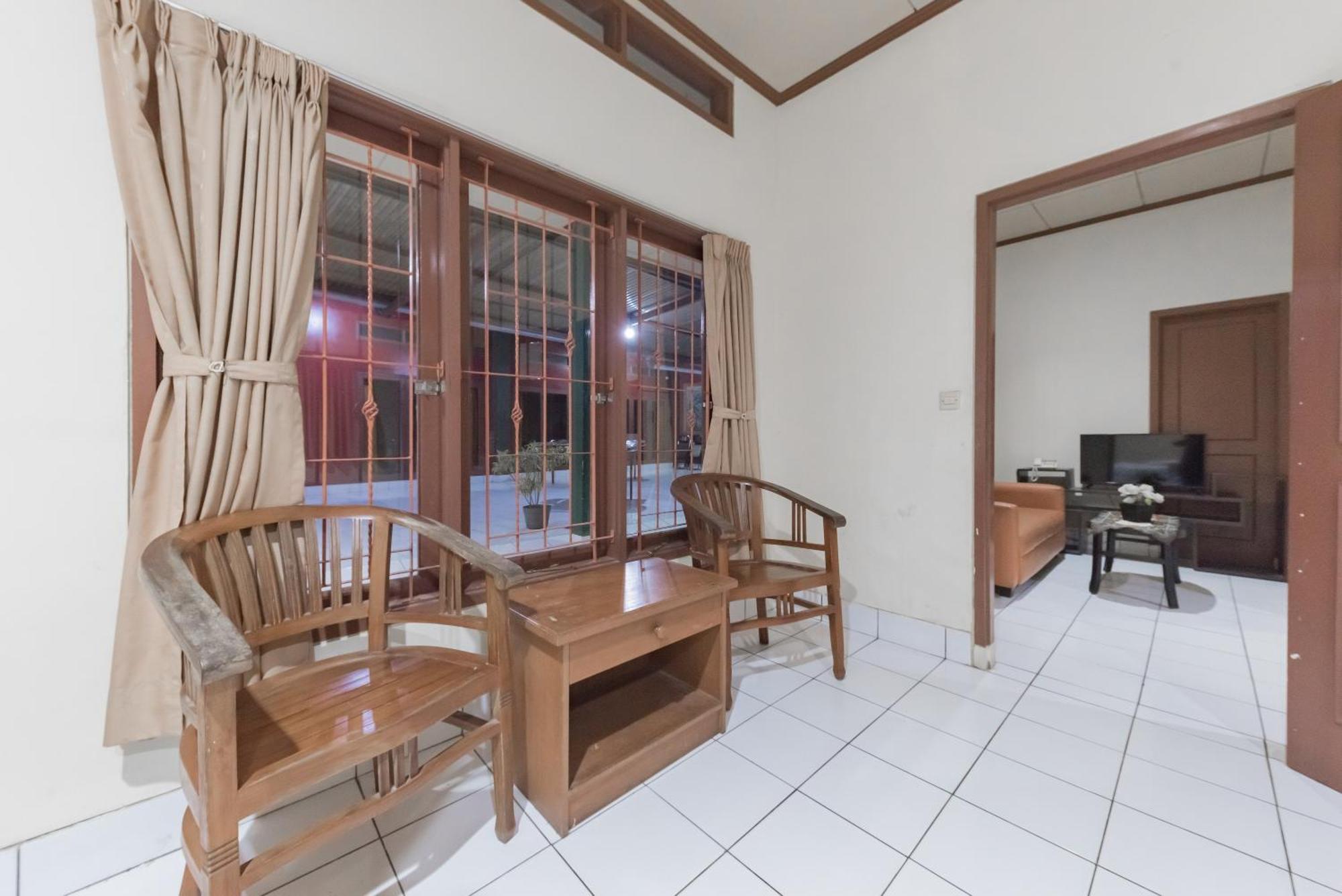 OYO 90596 Hotel Griya Astoeti Bogor Buitenkant foto